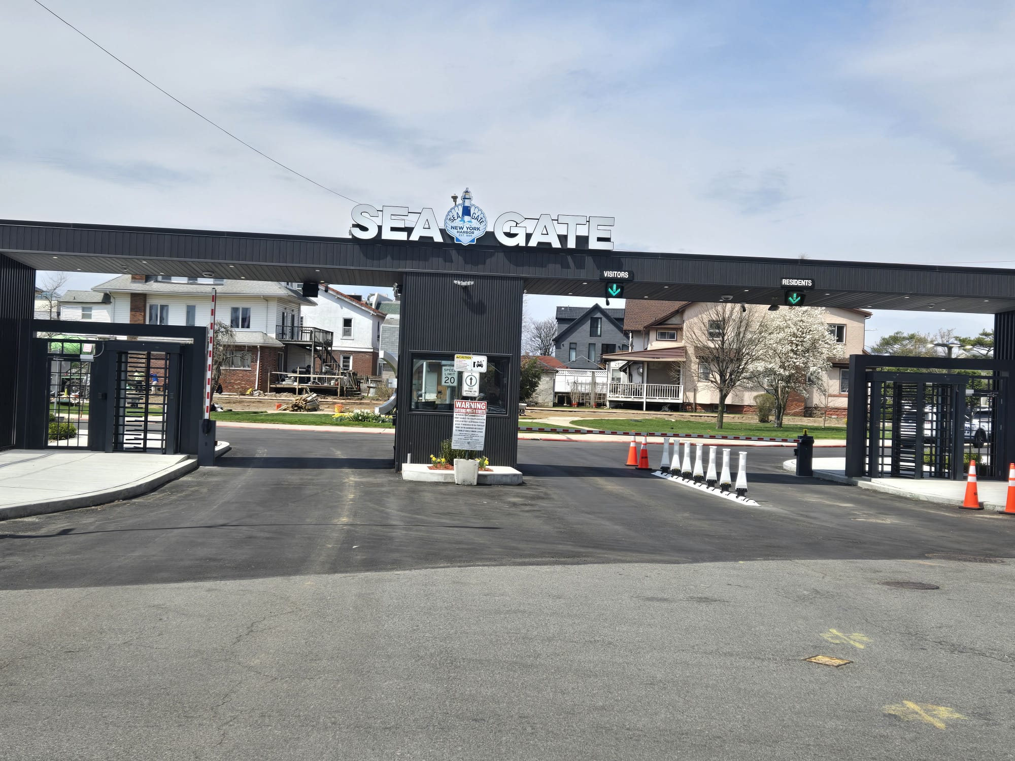 Two TitanX tandem turnstiles at the entrance and exit to the Seagate community. There is a guard booth in the middle, as well as two arm barriers, securing the way for both pedestrians and vehicles.