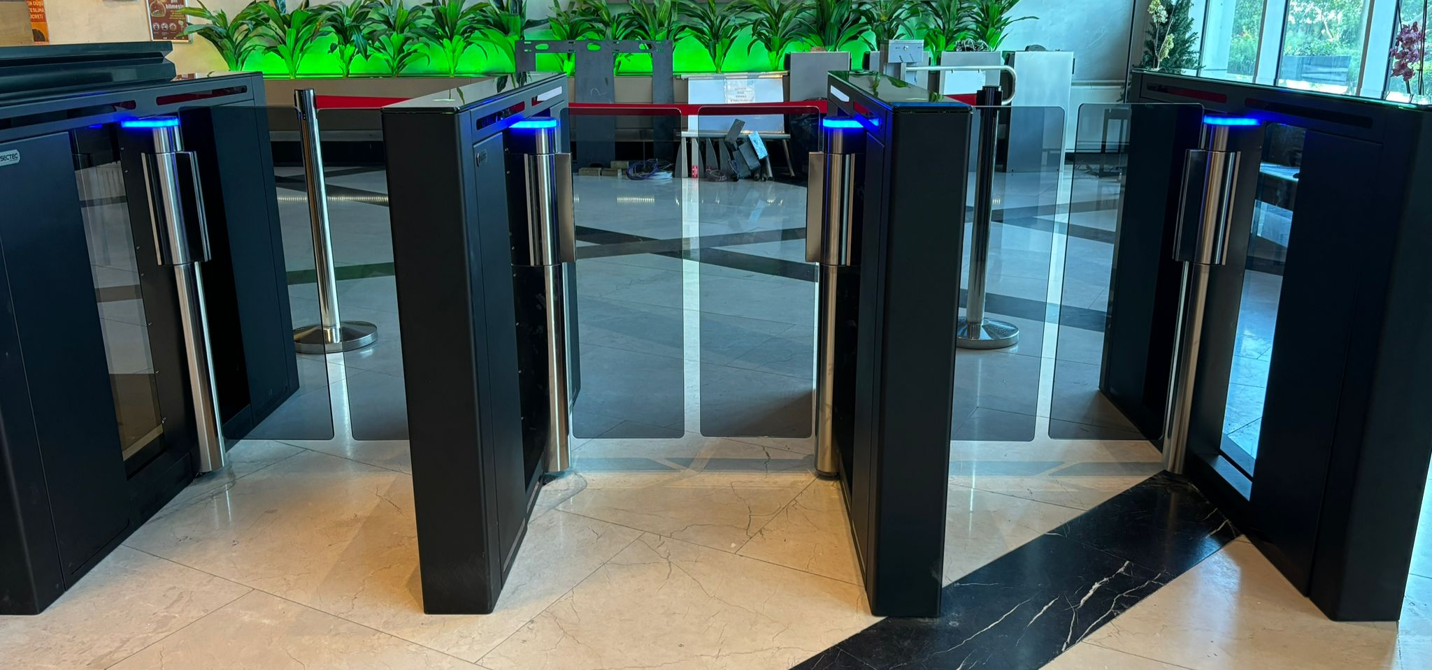 The Role of Speed Gates in High-Traffic Corporate Lobbies